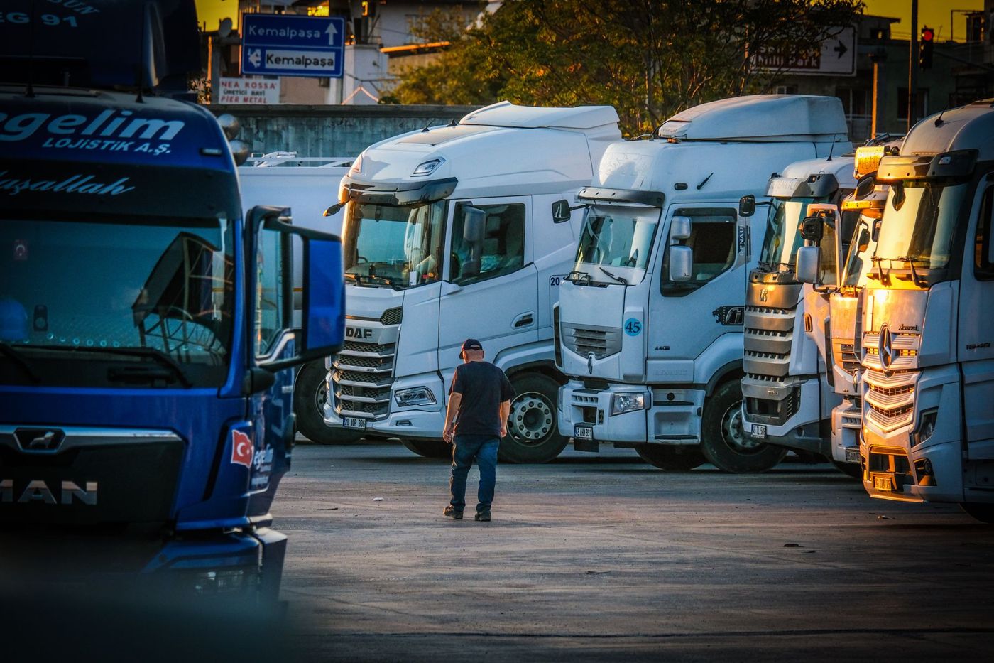 Caminhões da transportadora no pátio